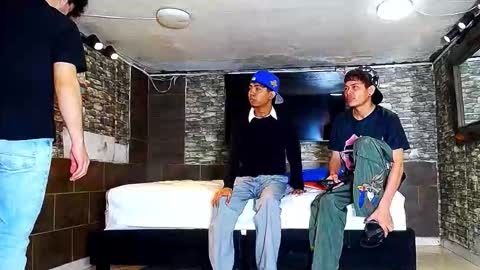 Snapshot of flyckers chatting on 10-12-25, 12:37 flyckers online show from 10-12-25, 12:37