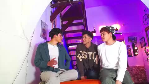 Snapshot of flyckers chatting on 10-19-25, 08:20 flyckers online show from 10-19-25, 08:20