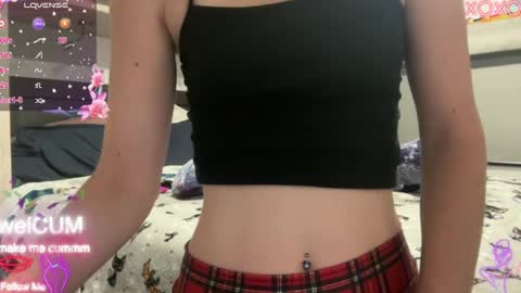 Snapshot of foreverkinkyy chatting on 08-03-26, 12:31 Elaine online show from 08-03-26, 12:31