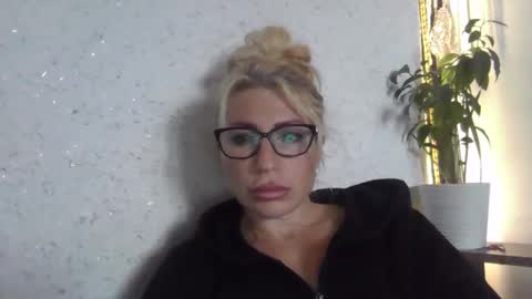 Snapshot of fox_red_lady7 chatting on 10-20-25, 10:05 fox_red_lady7 online show from 10-20-25, 10:05