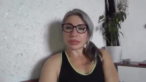 fox_red_lady7 online show from 11-14-25, 11:20