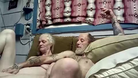 Snapshot of foxbodydave chatting on 12-05-25, 10:35 foxbodydave online show from 12-05-25, 10:35