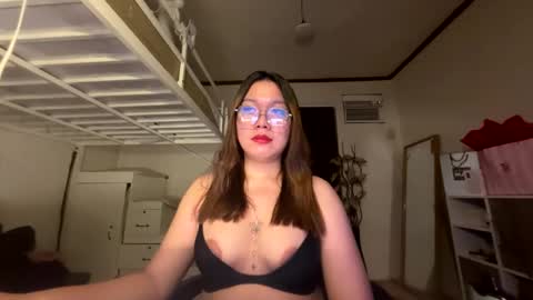 Snapshot of foxieeealona chatting on 05-12-26, 07:33 Alicia Baby online show from 05-12-26, 07:33