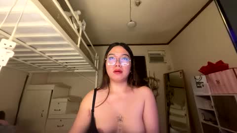 Snapshot of foxieeealona chatting on 05-14-26, 07:53 Alicia Baby online show from 05-14-26, 07:53