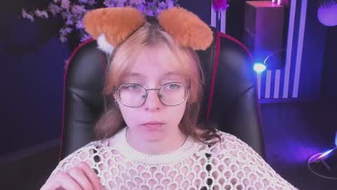 Snapshot of foxxxypolly chatting on 05-26-26, 05:47 Polly online show from 05-26-26, 05:47