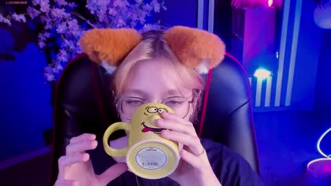 Snapshot of foxxxypolly chatting on 05-27-26, 05:59 Polly online show from 05-27-26, 05:59