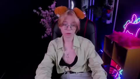 Snapshot of foxxxypolly chatting on 06-17-26, 05:32 Polly online show from 06-17-26, 05:32