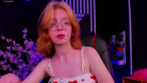 Snapshot of foxxxypolly chatting on 06-29-26, 05:35 Polly online show from 06-29-26, 05:35