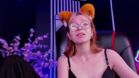 Snapshot of foxxxypolly chatting on 07-17-26, 05:47 Polly online show from 07-17-26, 05:47