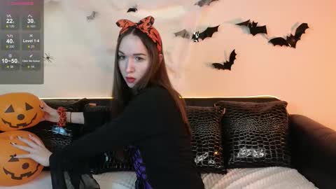 Snapshot of foxxy_girl_ chatting on 10-31-25, 06:47 andice online show from 10-31-25, 06:47