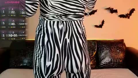 Snapshot of foxxy_girl_ chatting on 11-05-25, 11:43 andice online show from 11-05-25, 11:43