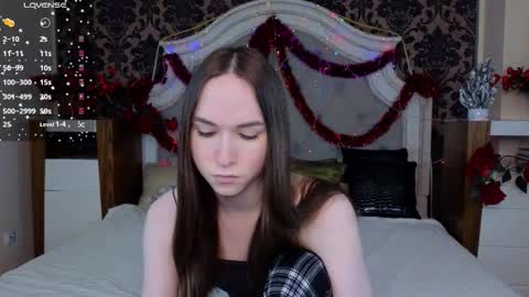 Snapshot of foxxy_girl_ chatting on 12-16-25, 05:23 andice online show from 12-16-25, 05:23