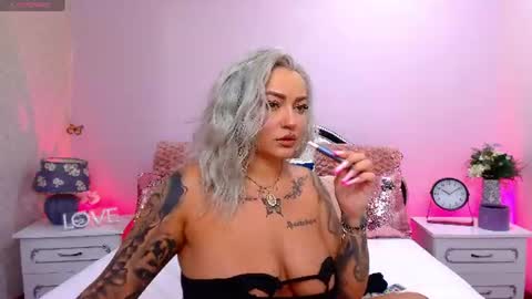 Snapshot of foxxyclarise chatting on 06-18-26, 05:39 Clarise online show from 06-18-26, 05:39