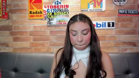 Snapshot of foxy_antonela chatting on 05-19-26, 02:40 Miss Antonela online show from 05-19-26, 02:40