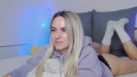 Snapshot of foxy_kimmi chatting on 11-25-25, 06:35 Foxy Kimmi online show from 11-25-25, 06:35