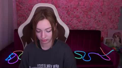 Snapshot of foxymayy chatting on 06-20-26, 06:49 Maya online show from 06-20-26, 06:49