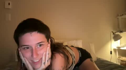 Snapshot of fragariia chatting on 09-19-25, 01:51 Chlo online show from 09-19-25, 01:51
