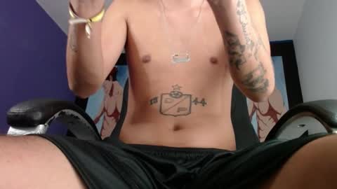 Snapshot of fran_boy_ chatting on 01-04-25, 12:37 Fran online show from 01-04-25, 12:37