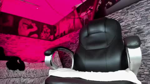 Snapshot of fran_boy_ chatting on 10-30-25, 03:52 Fran online show from 10-30-25, 03:52