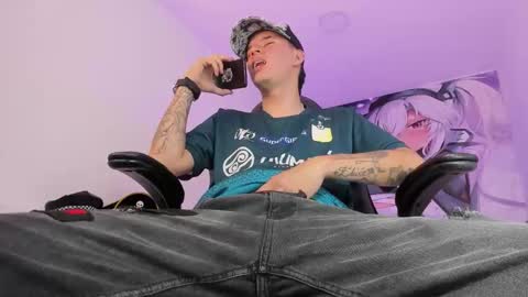 Snapshot of fran_boy_ chatting on 11-08-25, 04:01 Fran online show from 11-08-25, 04:01