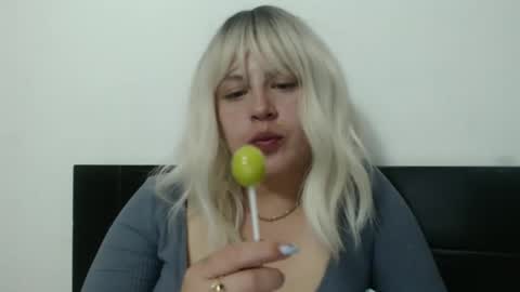 Snapshot of francescaasmith chatting on 02-19-25, 12:35 Francesca online show from 02-19-25, 12:35