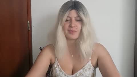 Snapshot of francescaasmith chatting on 10-27-25, 06:23 Francesca online show from 10-27-25, 06:23