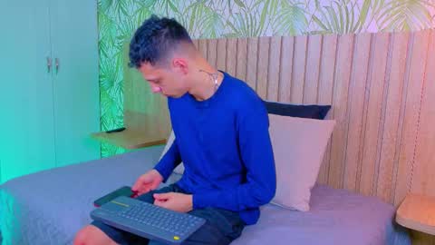 Snapshot of franco_boys chatting on 12-17-25, 01:06 Franco online show from 12-17-25, 01:06