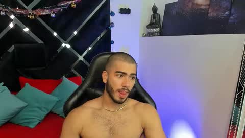 Snapshot of francobanderas1 chatting on 12-16-25, 02:22 FRANCO online show from 12-16-25, 02:22