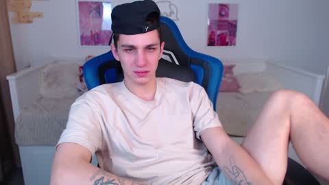 Snapshot of frank_mooree chatting on 12-17-24, 03:06 Frank online show from 12-17-24, 03:06