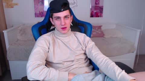 Snapshot of frank_mooree chatting on 12-17-24, 06:13 Frank online show from 12-17-24, 06:13