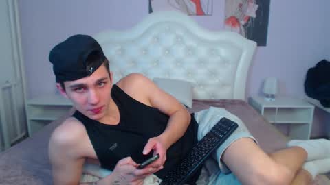 Snapshot of frank_mooree chatting on 12-18-24, 06:32 Frank online show from 12-18-24, 06:32