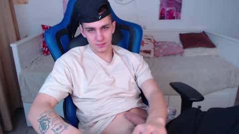 Snapshot of frank_mooree chatting on 12-28-24, 05:44 Frank online show from 12-28-24, 05:44