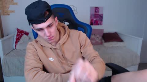 Snapshot of frank_mooree chatting on 12-29-24, 03:33 Frank online show from 12-29-24, 03:33