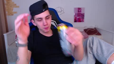 Snapshot of frank_mooree chatting on 01-07-25, 05:22 Frank online show from 01-07-25, 05:22