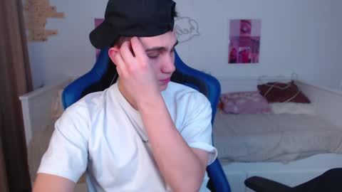 Snapshot of frank_mooree chatting on 01-12-25, 04:31 Frank online show from 01-12-25, 04:31