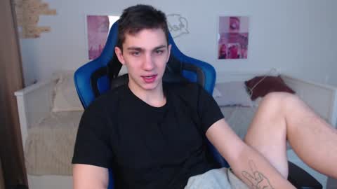 Snapshot of frank_mooree chatting on 01-18-25, 02:14 Frank online show from 01-18-25, 02:14