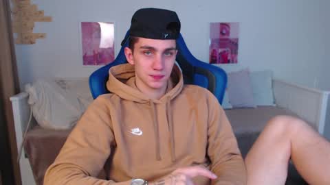 Snapshot of frank_mooree chatting on 01-20-25, 03:04 Frank online show from 01-20-25, 03:04