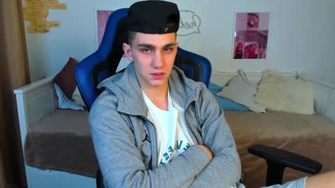 Snapshot of frank_mooree chatting on 02-07-25, 12:39 Frank online show from 02-07-25, 12:39