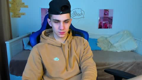 Snapshot of frank_mooree chatting on 02-08-25, 05:29 Frank online show from 02-08-25, 05:29