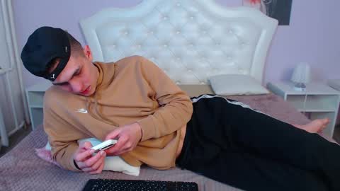 Snapshot of frank_mooree chatting on 02-12-25, 08:06 Frank online show from 02-12-25, 08:06