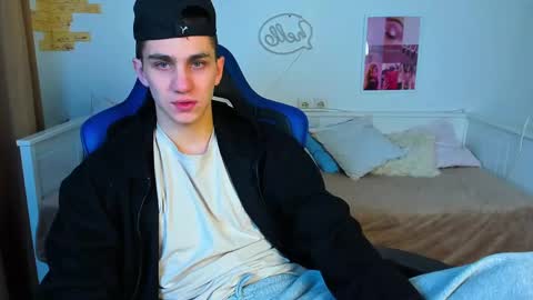 Snapshot of frank_mooree chatting on 02-15-25, 05:09 Frank online show from 02-15-25, 05:09