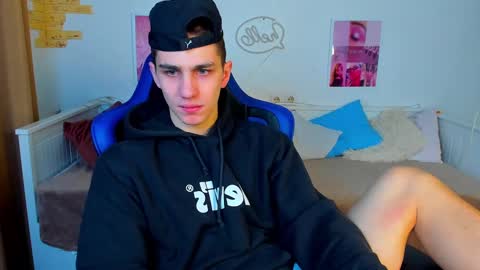 Snapshot of frank_mooree chatting on 02-21-25, 06:18 Frank online show from 02-21-25, 06:18