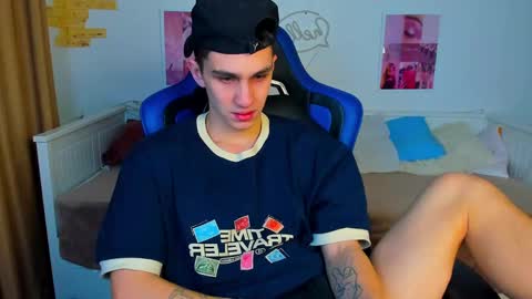 Snapshot of frank_mooree chatting on 02-25-25, 03:09 Frank online show from 02-25-25, 03:09