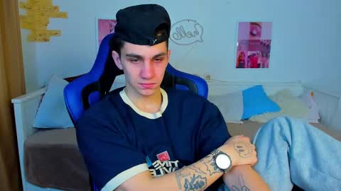 Snapshot of frank_mooree chatting on 02-27-25, 04:52 Frank online show from 02-27-25, 04:52