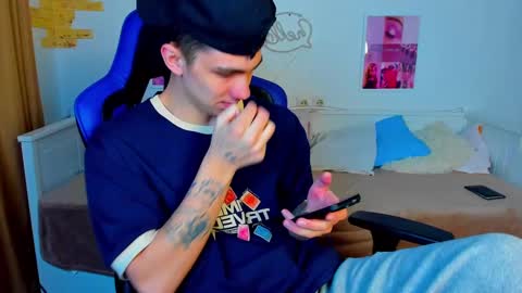 Snapshot of frank_mooree chatting on 02-28-25, 04:54 Frank online show from 02-28-25, 04:54