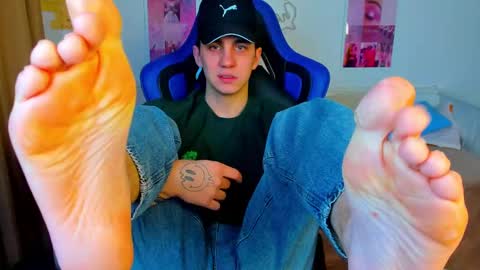 Snapshot of frank_mooree chatting on 03-08-25, 04:12 Frank online show from 03-08-25, 04:12