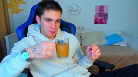 Snapshot of frank_mooree chatting on 03-09-25, 07:01 Frank online show from 03-09-25, 07:01