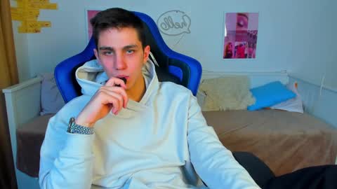 Snapshot of frank_mooree chatting on 03-09-25, 10:08 Frank online show from 03-09-25, 10:08