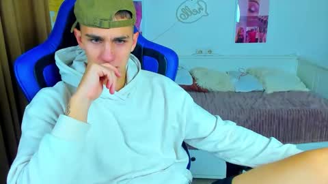 Snapshot of frank_mooree chatting on 09-10-25, 04:45 Frank online show from 09-10-25, 04:45