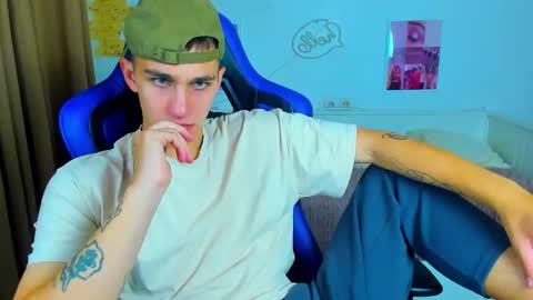 Snapshot of frank_mooree chatting on 09-18-25, 04:47 Frank online show from 09-18-25, 04:47